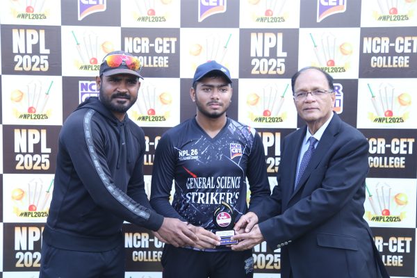 Chief Guest Anop Ravi Santosh Kumar joined Director Ghulam Mahmood Desmukh to award the winning and runner-up teams of the NCR-CET Cricket Premier League. This is what campus sports are about.