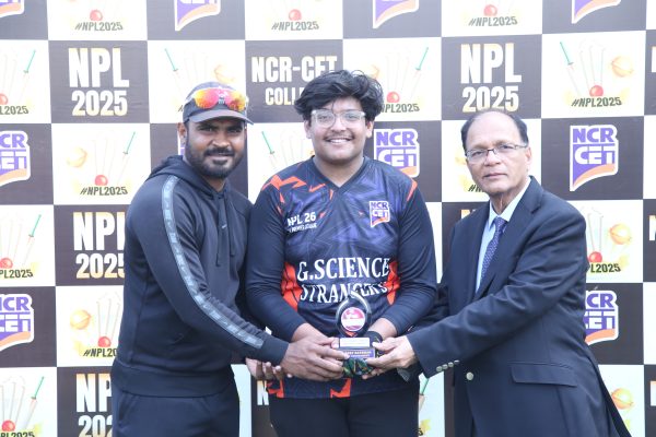 Chief Guest Anop Ravi Santosh Kumar joined Director Ghulam Mahmood Desmukh to award the winning and runner-up teams of the NCR-CET Cricket Premier League. This is what campus sports are about.